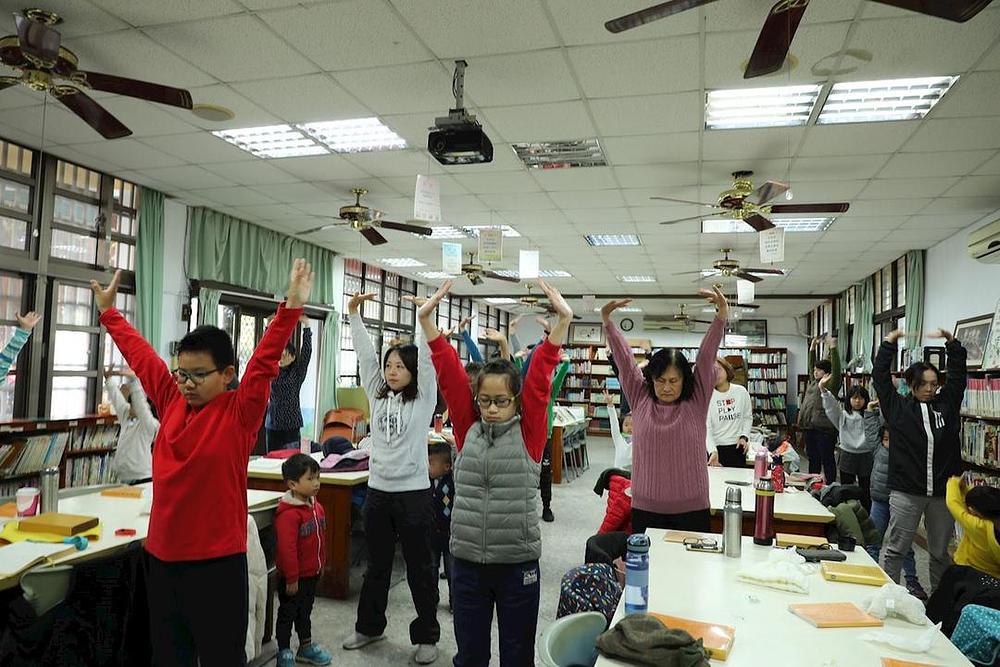 Praktikanti rade vježbe za vrijeme učenja Fa i okupljanja radi razmjene iskustava na Tajvanu.