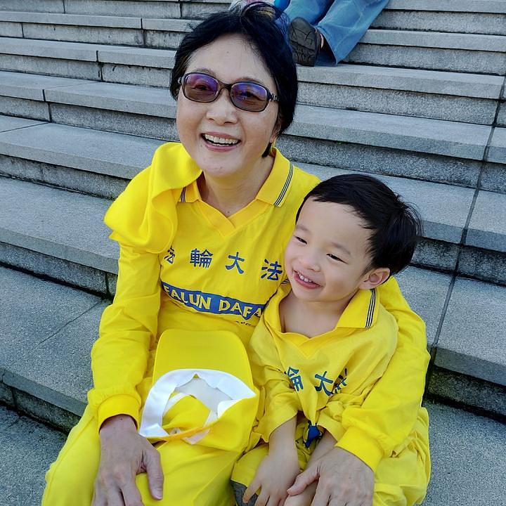 Ruilan, sa svojim unukom, učestvuje u aktivnosti na promociji Falun Dafa 