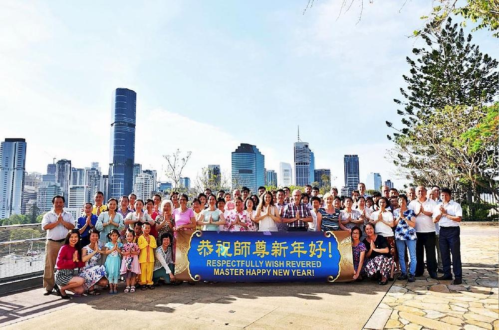 Praktikanti Falun Gonga su se okupili u parku Kangaroo Point u Queenslandu.