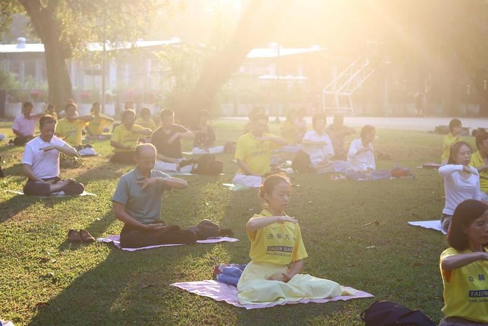 Praktikanti rade Falun Dafa vježbe.