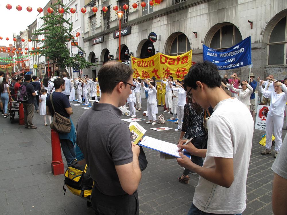 Potpisivanje peticije za potporu Falun Gongu 