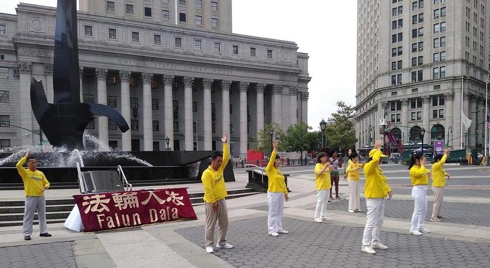 Falun Dafa praktikanti demonstriraju izvođenje vježbi na trgu Foley 10. i 17. augusta 2019. godine