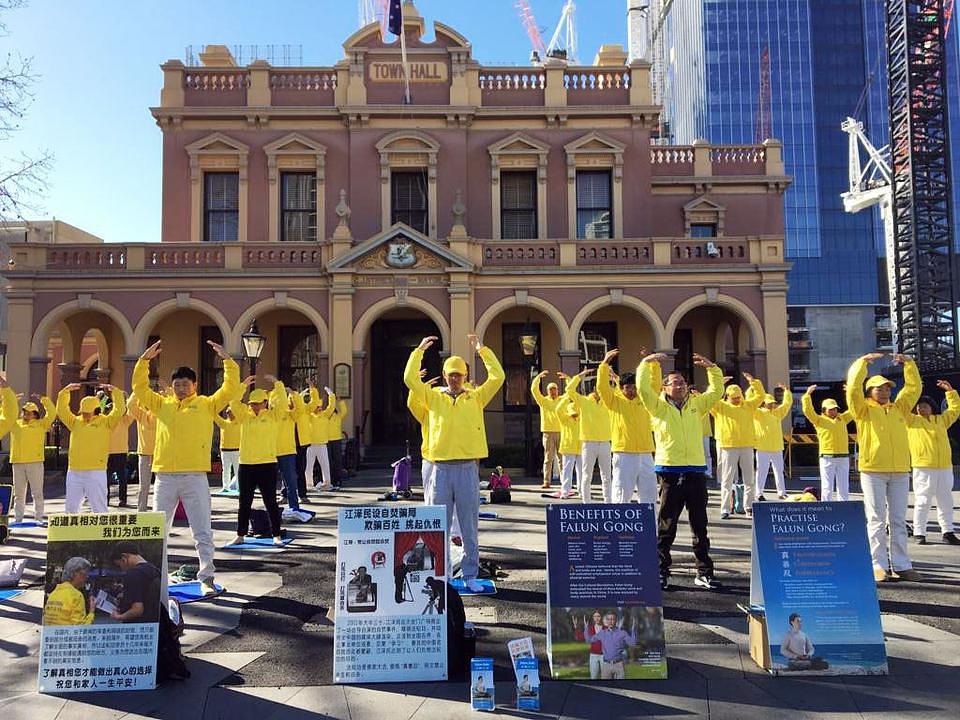 Praktikanti demonstriraju Falun Gong vježbe prije mitinga u Parramatti, 24. avgusta 2019. 