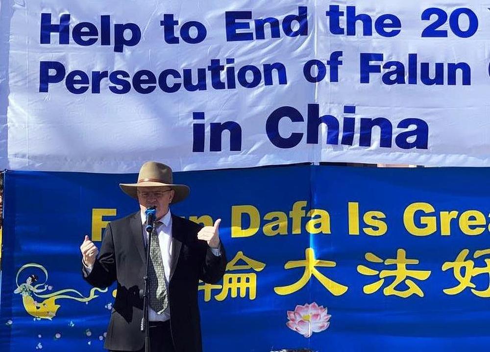 Gradonačelnik Andrew Wilson je osudio kršenje ljudskih prava Falun Gong praktikanata u Kini. 
