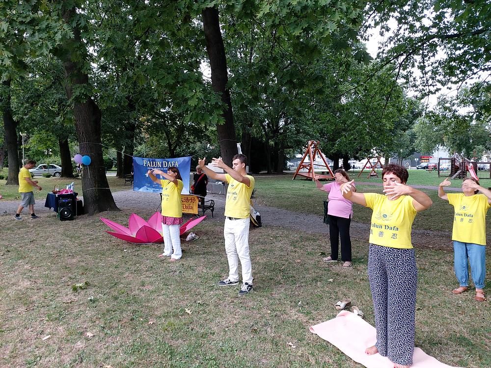 Falun Dafa praktikanti prolaznicima pokazuju vježbe 