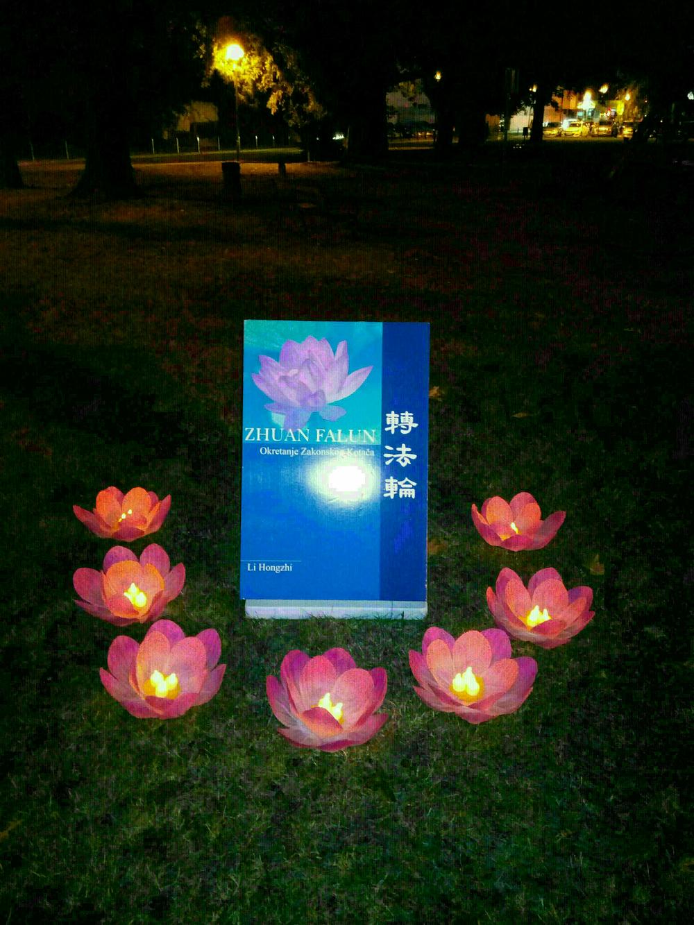 Ružičaste lotosove svjetiljke okružuju model knjige Zhuan Falun 
