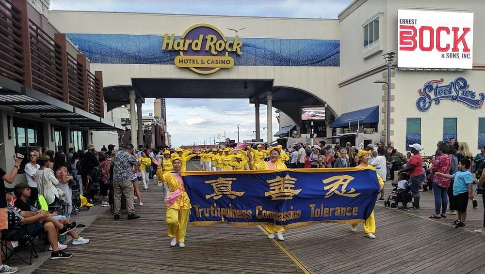 Praktikanti Falun Gonga učestvovali u paradi „Slavimo Ameriku“ 