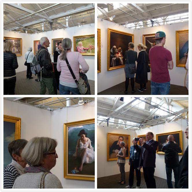 Posjetitelji promatraju slike na izložbi Umjetnost Zhen Shan Ren 