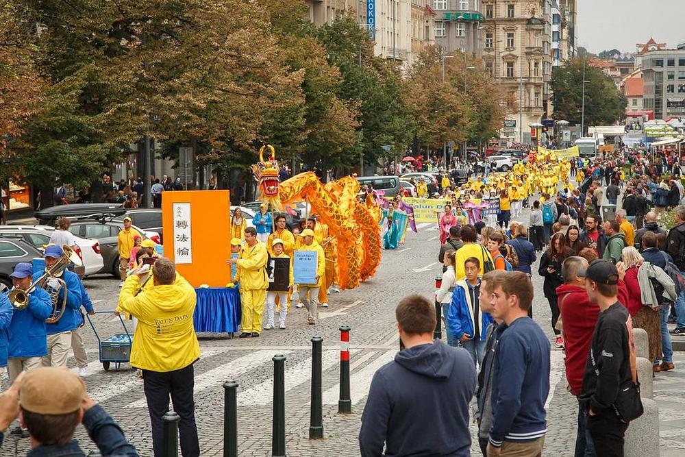 Parada se kreće kroz prometnu četvrt u Pragu.