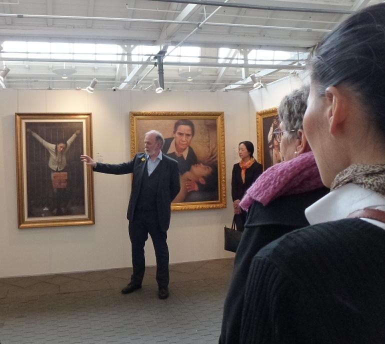 G. Eddie Aitken, direktor Umjetnost Zhen Shan Ren (Ujedinjeno kraljevstvo), razgovara s posjetiteljima o slici 