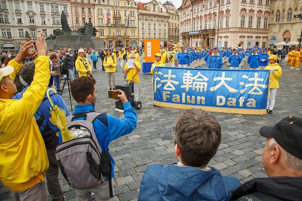 Falun Dafa praktikanti su održali skup na starom gradskom trgu