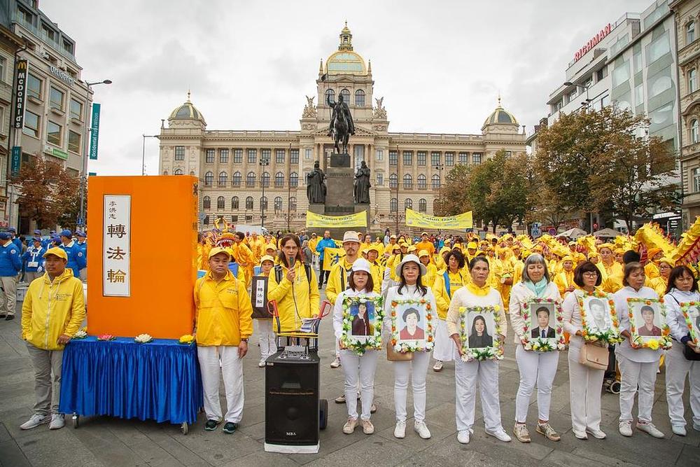 Falun Dafa praktikanti na skupu na Venceslasovom trgu