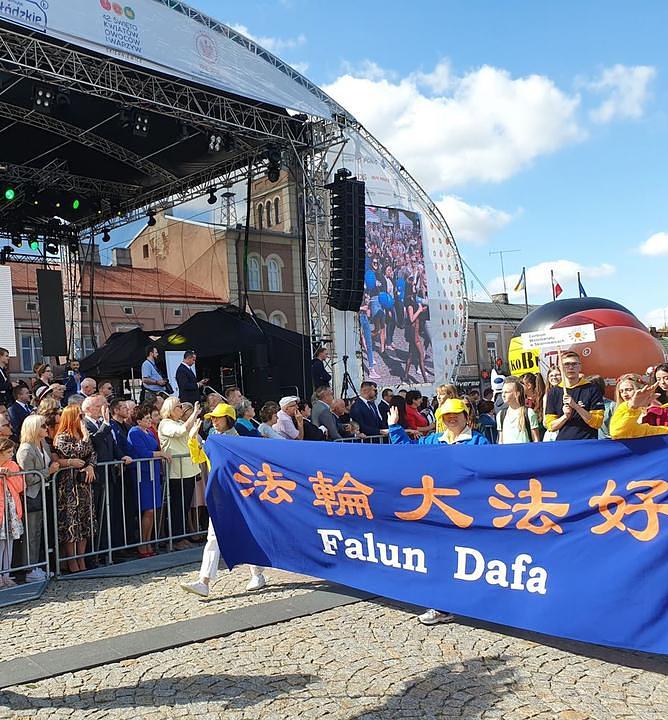 Poljski Falun Gong praktikanti su 14. septembra 2019. godine učestvovali na 42. festivalu cvijeća, voća i povrća u Skierniewicama.