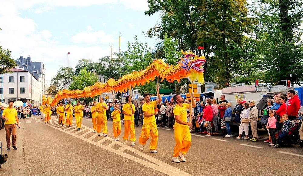 Falun Gong praktikanti na paradi izvode zmajev ples.