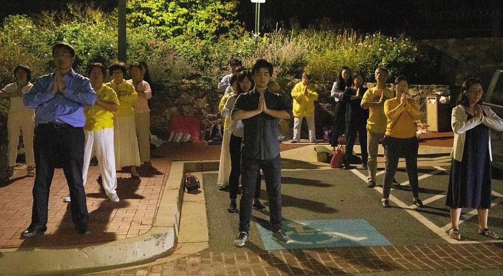 Praktikanti sudjeluju u grupnom prakticiranju Falun Gonga.