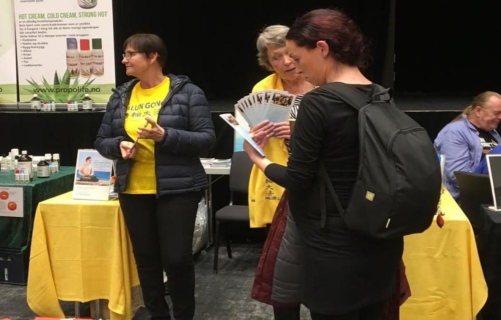 Praktikanti predstavljaju Falun Gong i govore o progonu koji vrši KPK na sajmu Zdravog života održanom u Stavangeru, 20. do 22. septembra 2019. godine.