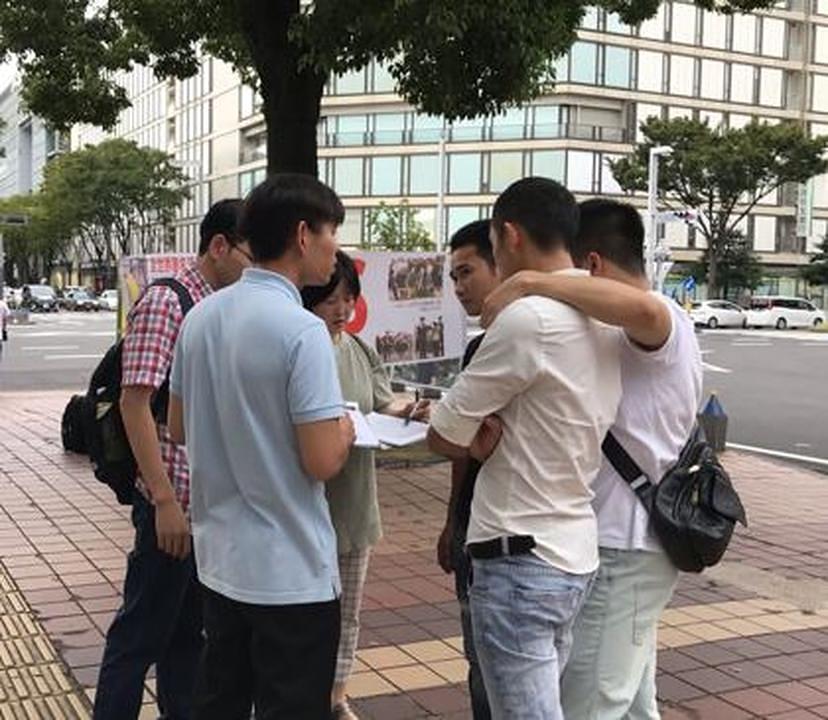Praktikanti, 22. septembra 2019. godine u Nagoyi u Japanu, predstavljaju Falun Gong i podižu svijest o progonu 