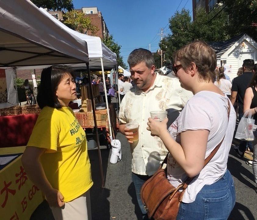 Posjetioci festivala se informišu o Falun Gongu tokom LarkFesta u Albanyju u New Yorku.