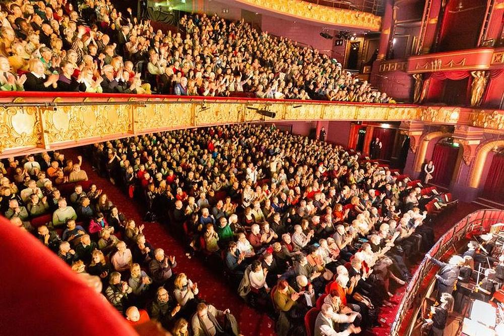 Međunarodna kompanija Shen Yun je izvela tri rasprodane predstave u Palace Theatru u Manchesteru u Velikoj Britaniji, od 13. do 14. januara 2020. godine.