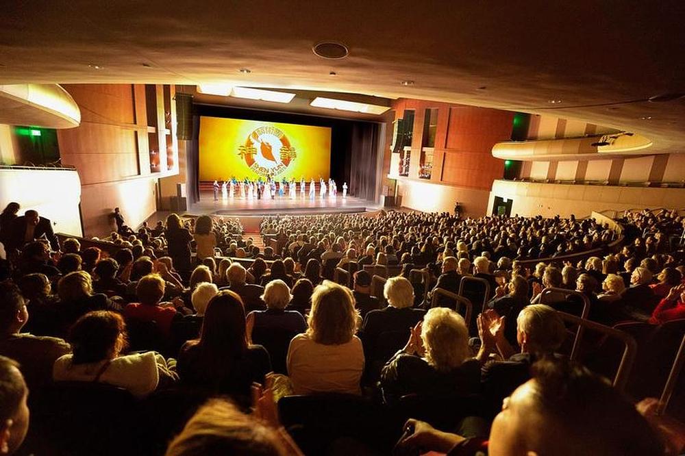 Rasprodana predstava Shen Yun Global Company u Centru za umjetnost Gallo – pozorište Mary Stuart Rogers u Modestu, u Kaliforniji, 14. januara 2020. godine.