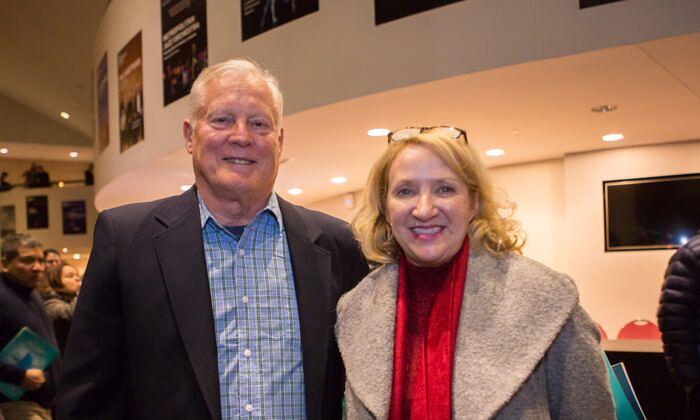 Cindy Gingrich i Stuart Cambridge su uživali u predstavi Shen Yun Performing Arts u Centru za umjetnost George Mason u Fairfaxu u Virginiji, 18. januara 2020. godine.