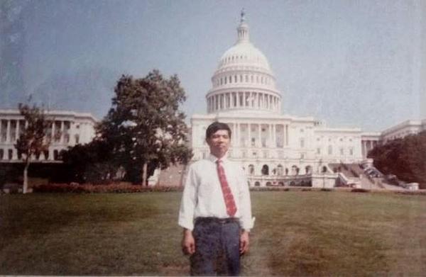 Gosp. Cao Hongru za vrijeme poslovnog putovanja u SAD 1990. godine
 