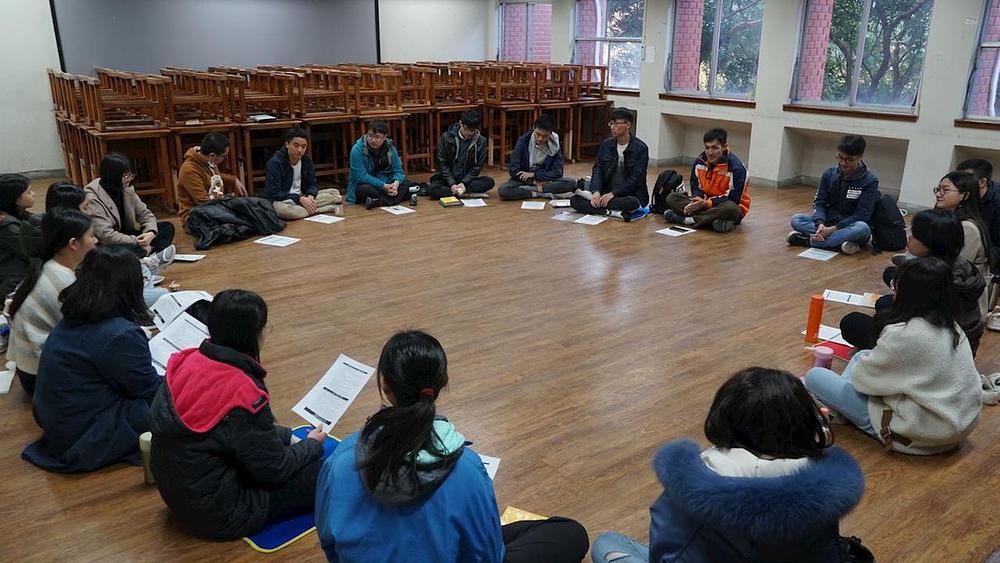 Praktikanti uče Falun Dafa učenja.