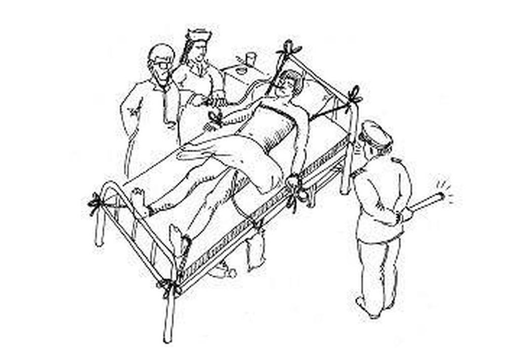 Ilustracija mučenja: Nasilno hranjenje dok je istovremeno zatvorenik vezan za krevet
 