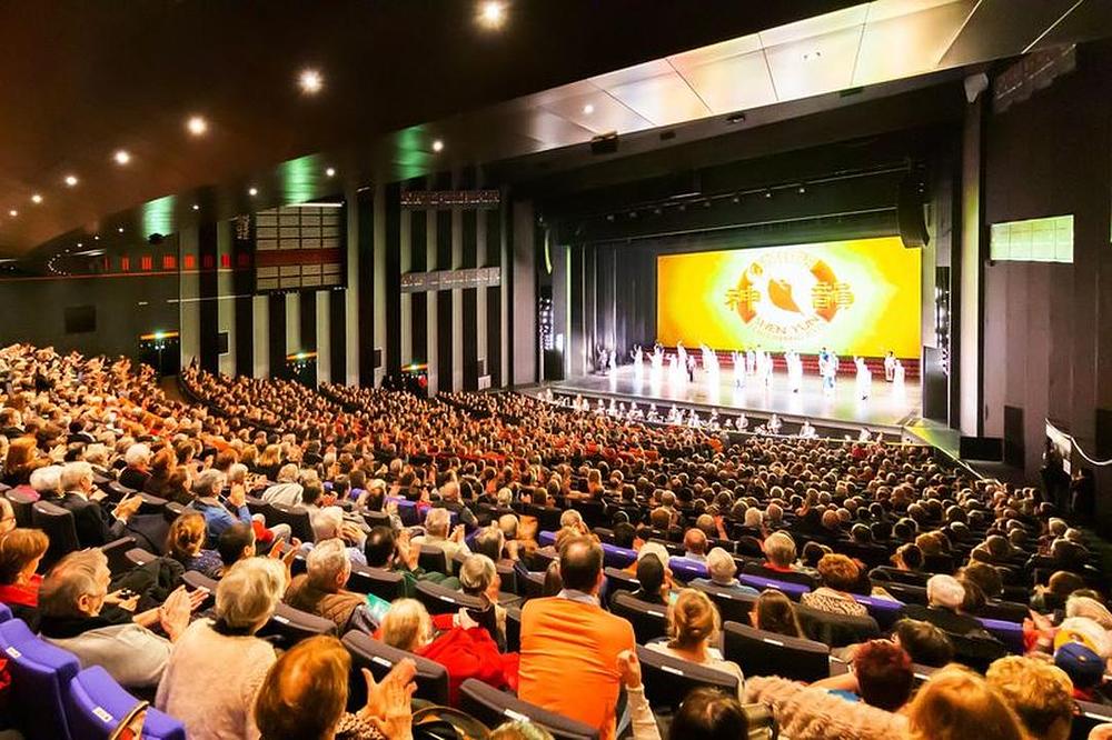 Putujuća kompanija Shen Yun izvela četiri rasprodane predstave na Palais des Congrès de Tours, u Toursu, Francuska, od 18. do 20. februara. 