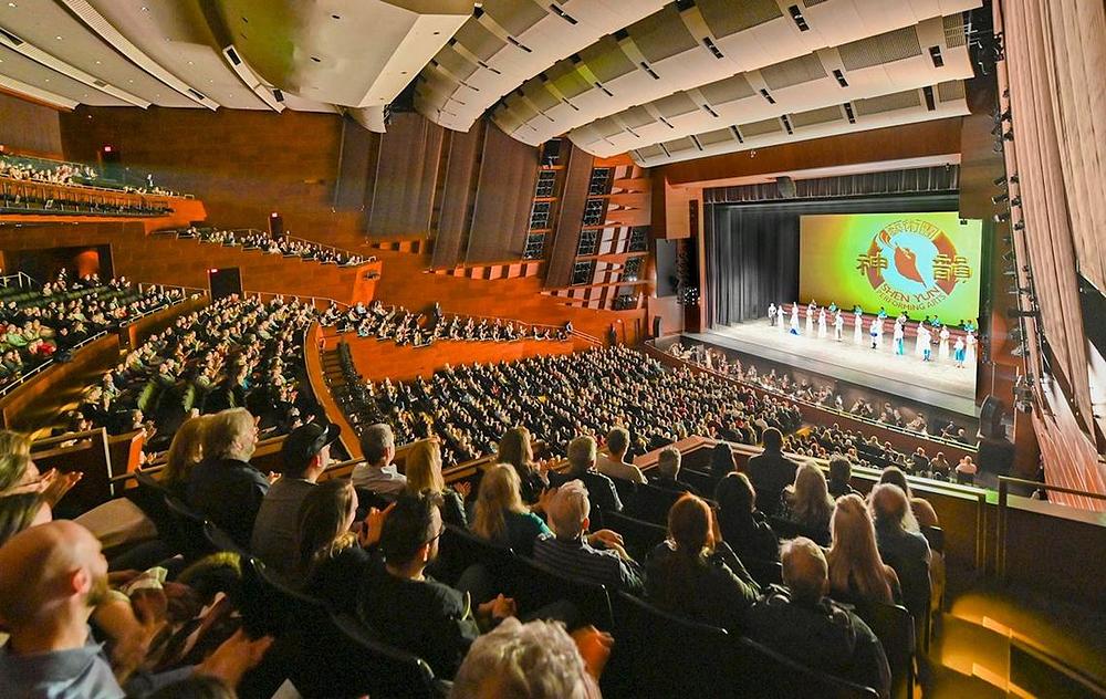 Poziv izvođačima Shen Yuna da izađu pred pozorišnu zavjesu u dvorani the Southern Alberta Jubilee Auditorium, Alberta, Kanada, 9. marta 2020. godine.