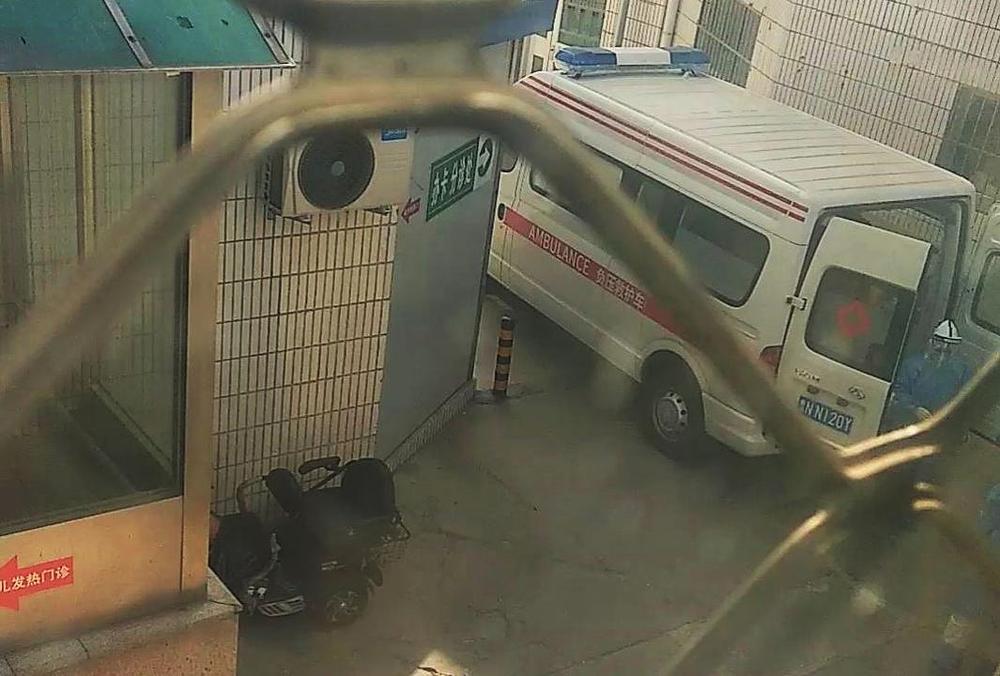 Pacijent s temperaturom je odvezen iz bolnice u vozilu hitne pomoći s podtlakom
