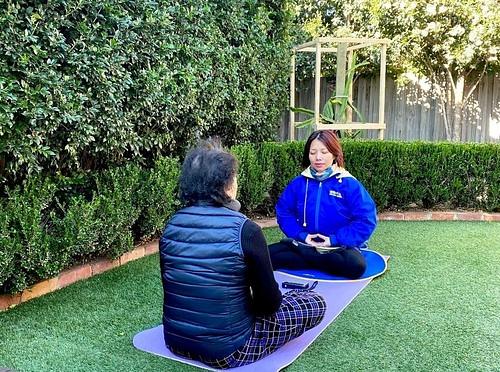 Gospođa Mai Pham i njena majka prakticiraju Falun Dafa (koji se također naziva Falun Gong) meditaciju.