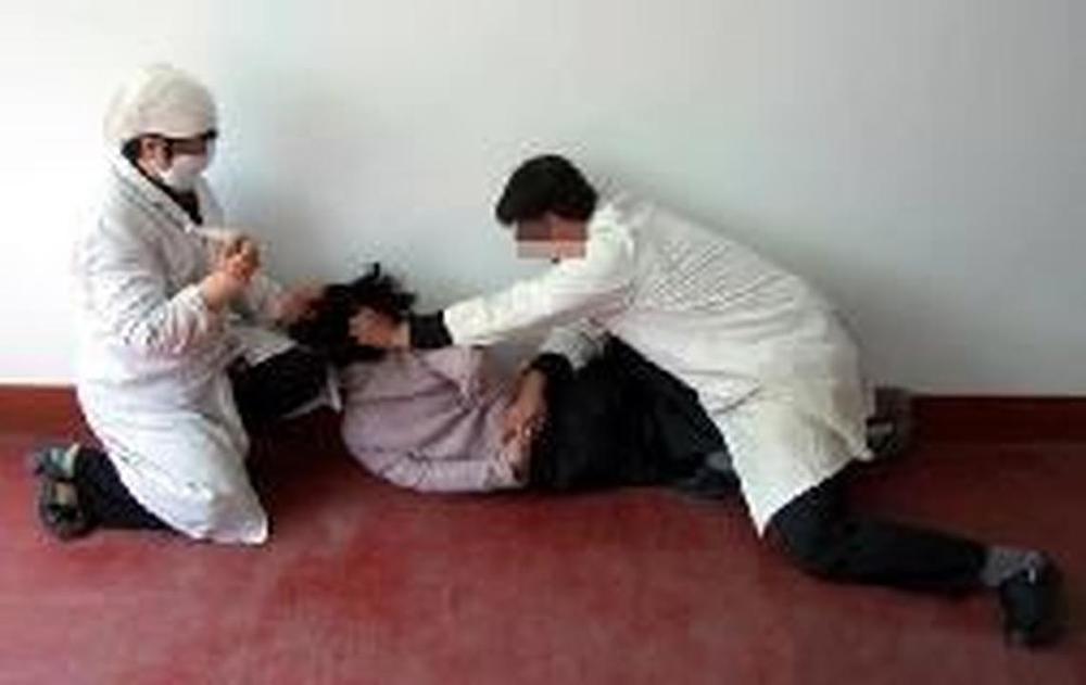 Ilustracija torture: Prisilno ubrizgavanje nepoznatih supstanci
 