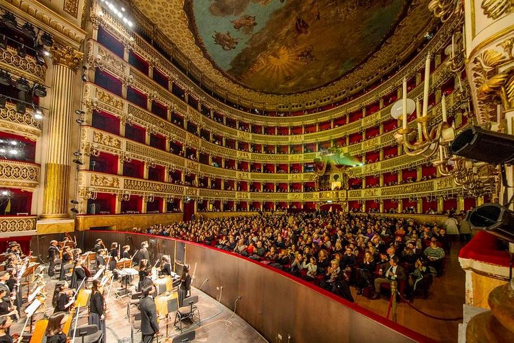 Touring kompanija Shen Yun izvela četiri rasprodana predstave u Teatro di San Carlo u Napulju, Italija, od 10. do 12. januara 2020. godine. 