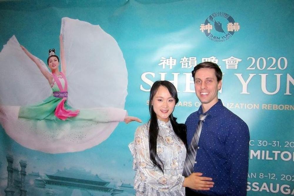 Gospođa Wang, bivša plesačica klasičnog kineskog plesa, predstavu Shen Yuna je gledala sa prijateljem u Mississaugi u Kanadi, 9. januara 2020. godine. 
