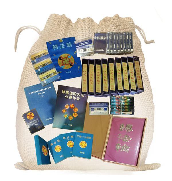  Gospodin Zhang je u Hualien u novembru 1995. donio Falun Dafa knjige, video i audio snimke predavanja učitelja Lija, muziku za vježbanje kao i članke u kojima su praktikanti pisali o svojim iskustvima u prakticiranju (fotografija Broad Press)
