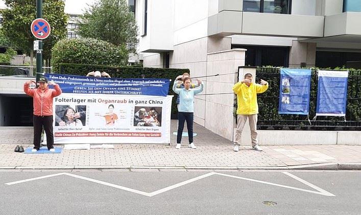 Falun Gong praktikanti ispred kineskog konzulata u Düsseldorfu u Njemačkoj
