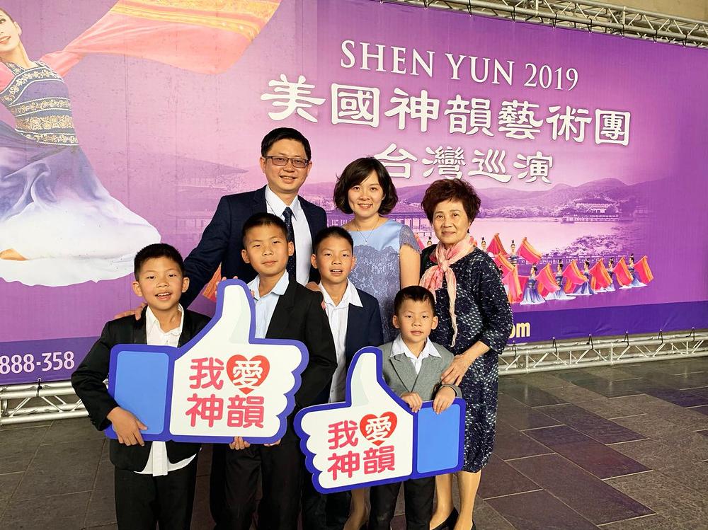 Porodica Xie Huiru i njena majka na predstavi Shen Yuna, 2019. godine na Tajvanu
