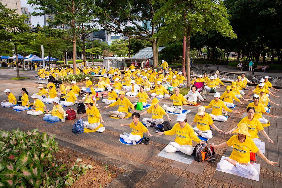 Oko 200 praktikanata je demonstriralo pet setova vježbi u parku pored zgrade vlade u Tajpeiju. 