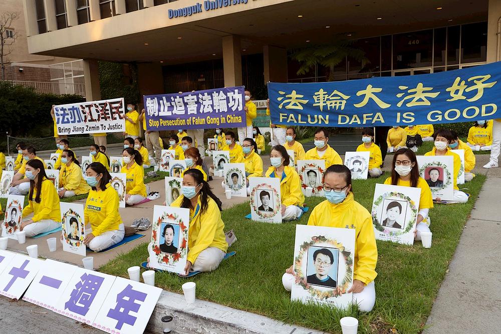 Falun Dafa praktikanti su održali bdijenje uz svijeće ispred kineskog konzulata u Los Angelesu 20. jula 2020. godine.