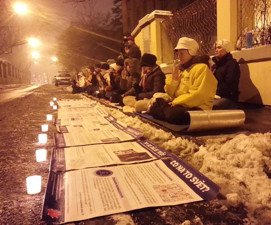 Praktikanti ispred kineskog veleposlanstva u Pragu, 31.12.2014. 