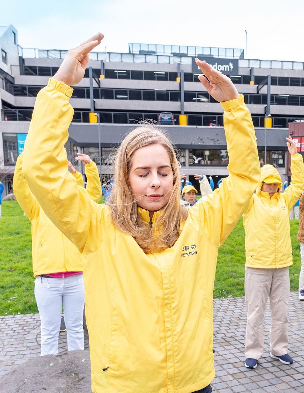 Praktikanti u Aucklandu demonstriraju izvođenje vježbi i vode razgovore o progonu Falun Gonga u Kini
 