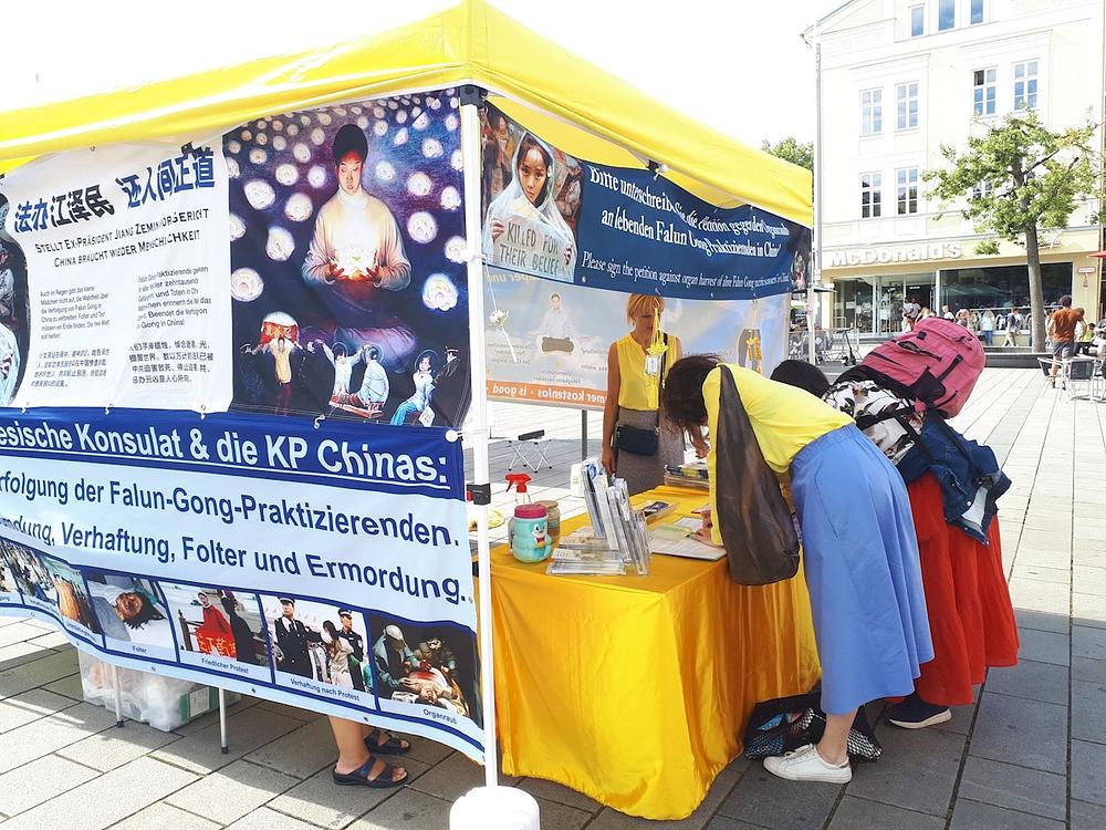 Stanovnici Augsburga potpisuju peticiju za podršku Falun Gongu
 