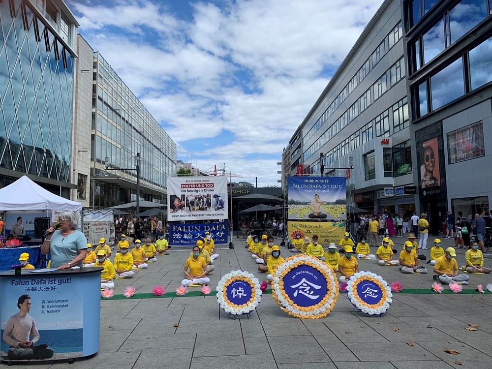 Praktikanti su održali komemorativnu aktivnost na trgovačkoj šetnici Zeil u Frankfurtu 
