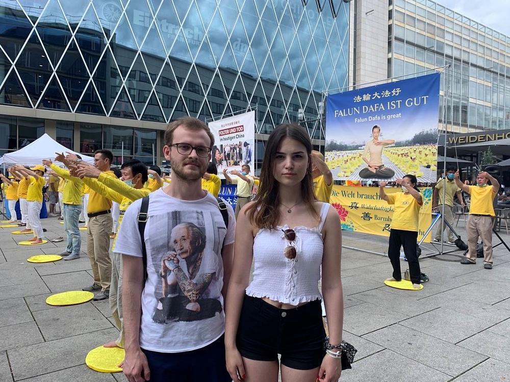 Angelika i Bodgan, dvoje mladih iz Frankfurta, rekli su da se svi Nijemci i političari moraju suprotstaviti progonu KPK 