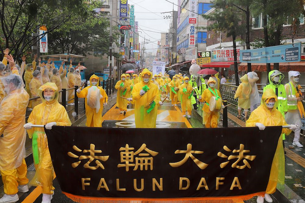 Praktikanti Falun Gonga su u kineskoj četvrti u Seulu u Južnoj Koreji održali veliku paradu 9. avgusta 2020.
 