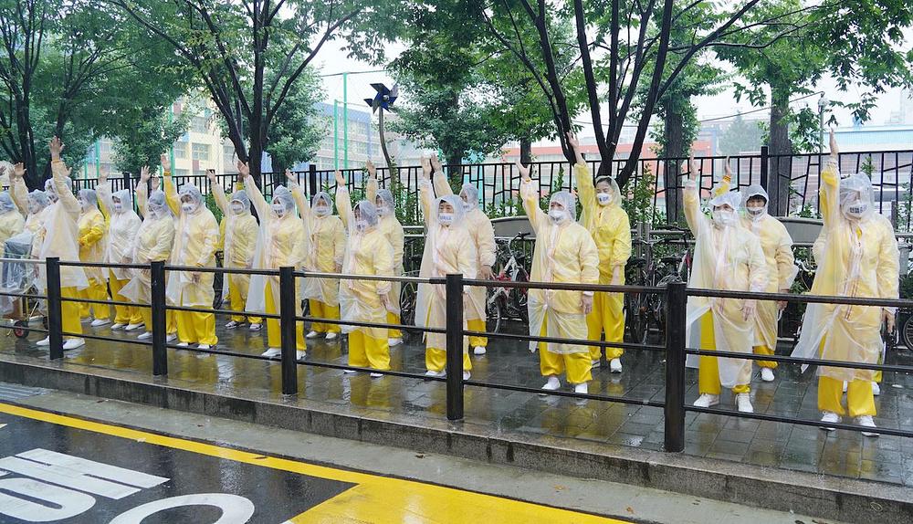 Praktikanti su na kraju parade demonstrirali izvođenje pet Falun Gong vježbi
 