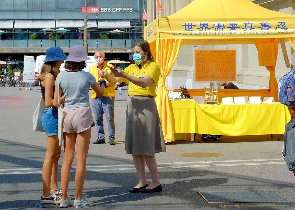 Mnogi su se zaustavili u namjeri da više saznaju o Falun Dafa i zahvalili se praktikantima što su im pružili priliku da saznaju za ovu praksu i njen progonu u Kini.