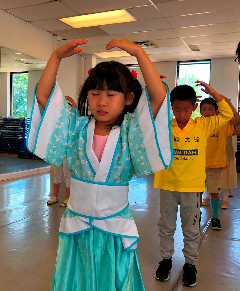 Mladi praktikanti zajedno rade Falun Dafa vježbe tokom Minghui ljetnog kampa 2020. godine. 