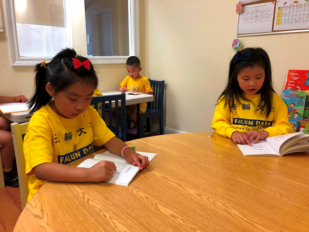 Mladi praktikanti čitaju Falun Dafa knjige
